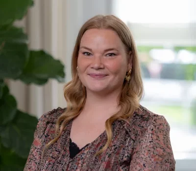 Steffi werkt als notarieel medewerker bij Van Eeten Notarissen en vertelt over afwisselend werk, fijne collega’s en groei in een betrokken team